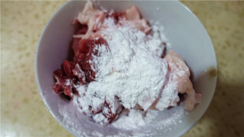 香菇大蒜炒肉,将<a style='color:red;display:inline-block;' href='/shicai/ 414'>猪肉</a>切成薄片,放入适量豆粉,清水,拌均匀,抓捏片刻。