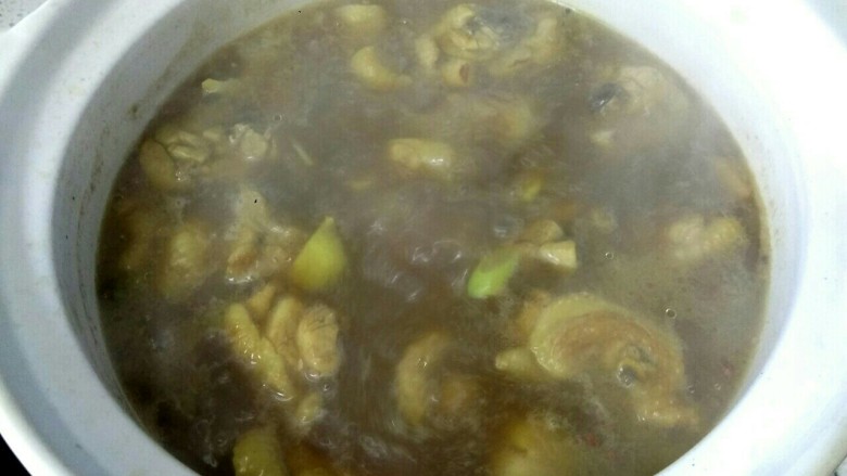 香菇鸡块炖粉条,转入砂锅大火烧开转小火慢炖十几分钟，用筷子戳下，看鸡肉变软（不转砂锅也可以）
