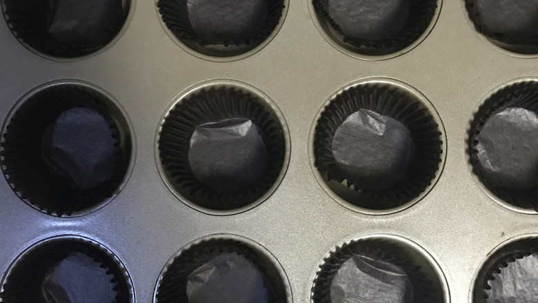 可可戚风纸杯蛋糕(适合裱花的蛋糕),模具铺好纸托备用