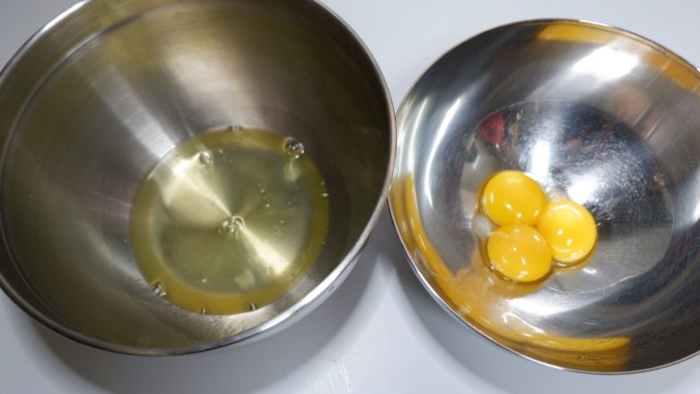 可可戚风纸杯蛋糕(适合裱花的蛋糕),蛋白蛋黄分离。蛋黄放置备用。