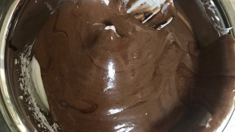 可可戚风纸杯蛋糕(适合裱花的蛋糕),在将搅拌好的可可液,倒回剩余的蛋糕糊中。依旧用兜底翻拌的手法将蛋黄糊拌匀。