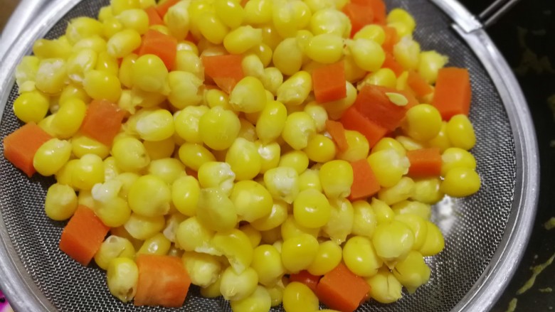 冬日里的小甜蜜✿火龙果沙拉,煮到玉米粒恢复成饱满状。胡萝卜微熟,(胡萝卜煮一下,颜色会好看)。用漏勺捞出后清水冲一下。然后控干水分,备用。