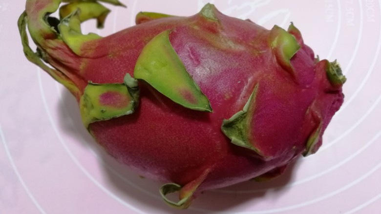 冬日里的小甜蜜✿火龙果沙拉,<a style='color:red;display:inline-block;' href='/shicai/ 608'>火龙果</a>一个,