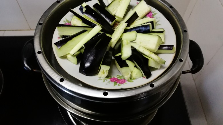香肠风味蒸茄子~一锅两菜,装盘,放蒸锅里