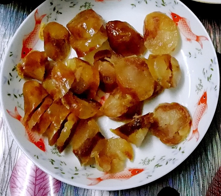香肠风味蒸茄子~一锅两菜,斜刀切片,装盘,一道蒸香肠就可以上桌了