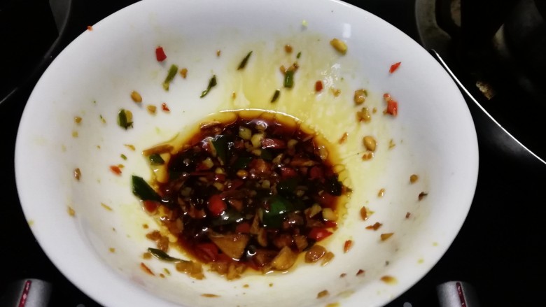 香肠风味蒸茄子~一锅两菜,辣椒,蒜瓣,切末,热油锅里烫一下,捞起,加<a style='color:red;display:inline-block;' href='/shicai/ 788'>生抽</a>,盐,调成酱汁