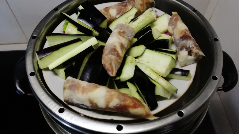香肠风味蒸茄子~一锅两菜,<a style='color:red;display:inline-block;' href='/shicai/ 425'>香肠</a>切两段,放在茄子里