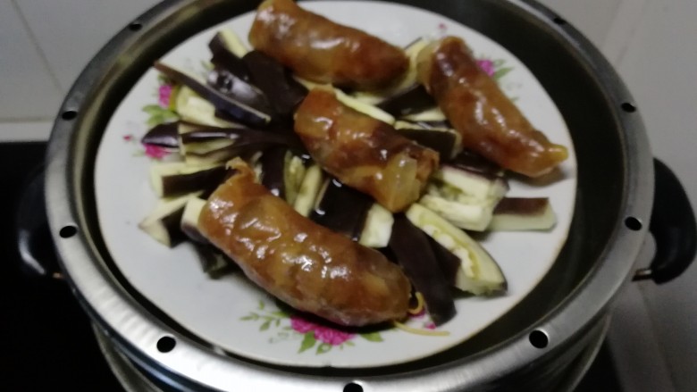 香肠风味蒸茄子~一锅两菜,蒸熟