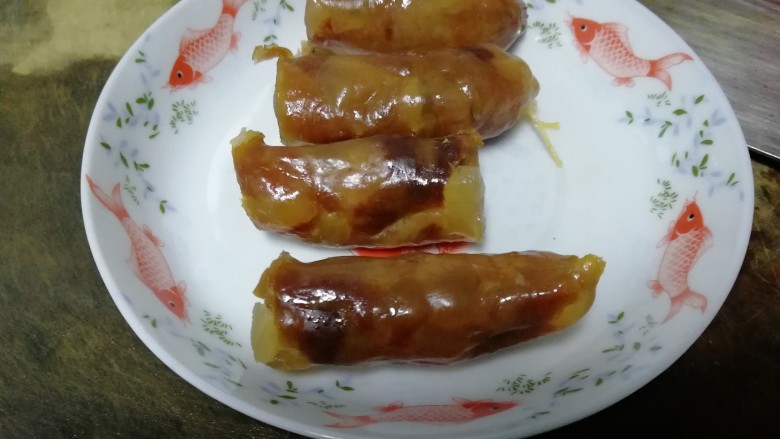 香肠风味蒸茄子~一锅两菜,刚才装盘的香肠,冷却到温热
