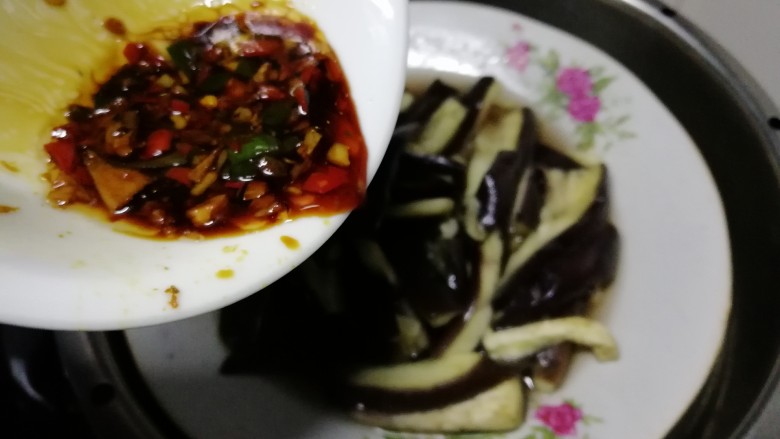 香肠风味蒸茄子~一锅两菜,茄子淋上调好的酱汁