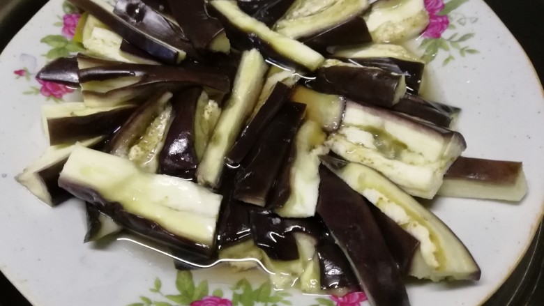香肠风味蒸茄子~一锅两菜,香肠捞起,装盘,香肠油都已经浸泡在茄子里