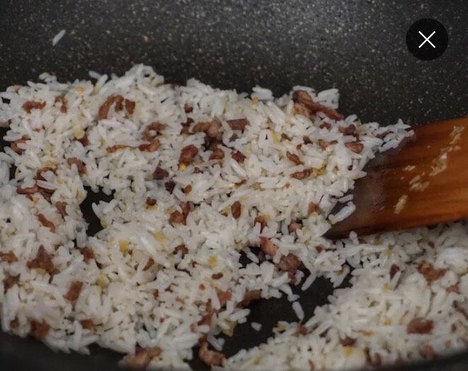 山椒肉粒炒饭,倒入隔夜米饭戳散,煸炒到粒粒分明。撒点胡椒,盐,鸡精,炒匀起锅!开吃!