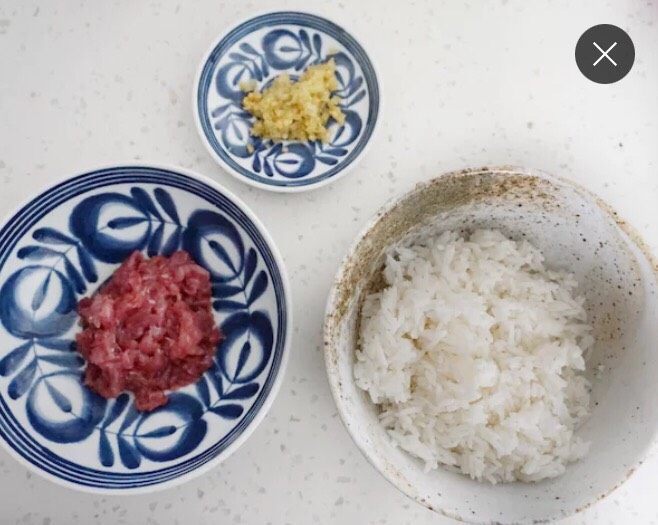 山椒肉粒炒饭,准备好隔夜<a style='color:red;display:inline-block;' href='/shicai/ 507'>米饭</a>
肉切小丁,倒入少许<a style='color:red;display:inline-block;' href='/shicai/ 718'>料酒</a>和<a style='color:red;display:inline-block;' href='/shicai/ 788'>生抽</a>抓匀~小很重要~~~也可剁碎,不过两者口感不同,自行选择。我个人更喜欢小丁(小丁是谁?哈哈哈哈哈)
泡山椒剁碎,注意是剁碎!剁到入口也不太突兀的大小。块头大了味道散不出来,反而嚼着辣还要单独挑出来很麻烦。