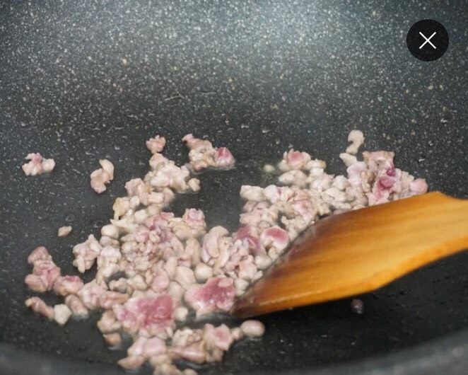 山椒肉粒炒饭,少许橄榄油入锅加热至六七成,倒入肉丁煸炒。