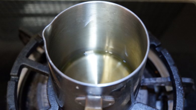抹茶蜜豆蛋糕卷,先来制作抹茶液体,将玉米油加热至微沸