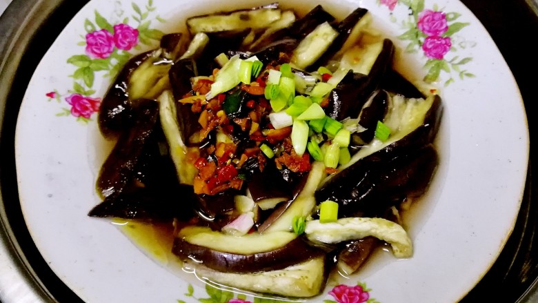 香肠风味蒸茄子~一锅两菜,加上绿色的<a style='color:red;display:inline-block;' href='/shicai/ 3250'>葱</a>花,颜值提升不少