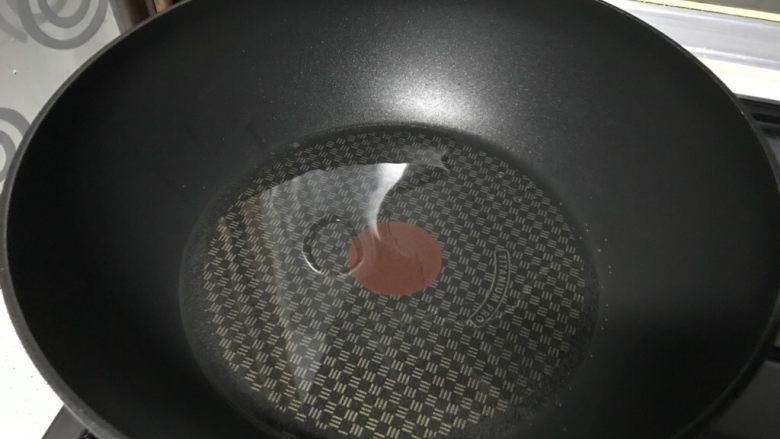 家常爆炒土豆条,锅底热油,炒土豆比平时炒菜的油略微多,土豆比较吃油。