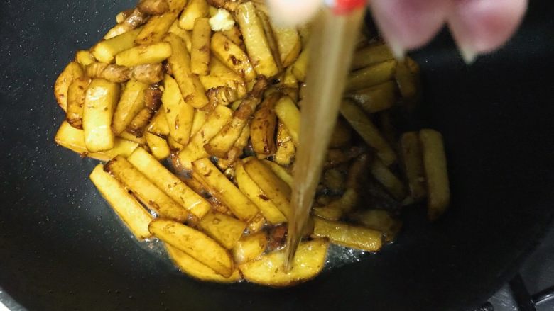 家常爆炒土豆条,熟不熟呢,建议观察法不熟练的朋友,可以用筷子插一下,插得透就熟透了。