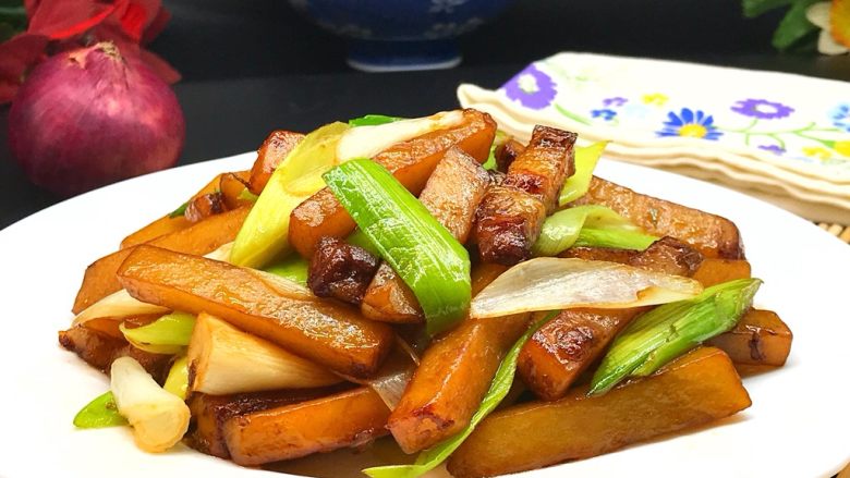 家常爆炒土豆条,油光发亮,咸香入味。
