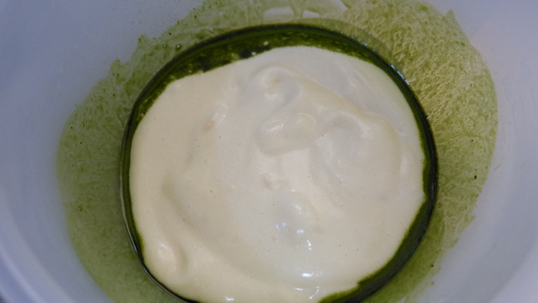 抹茶蜜豆蛋糕卷,先取三分之一蛋白加入抹茶蛋黄中中,搅拌至完全融合