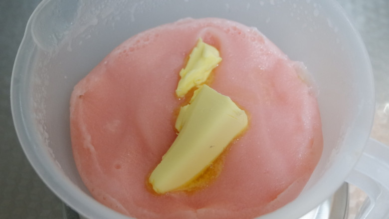 草莓椰蓉奶酪麻薯,取出加入<a style='color:red;display:inline-block;' href='/shicai/ 887'>黄油</a>揉至完全融合,我用的手持打蛋器的和面钩,手揉伤不起啊,太烫了