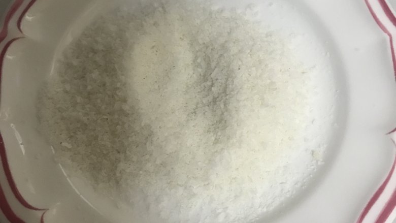 草莓椰蓉奶酪麻薯,找一个盘子,倒入适量椰蓉备用