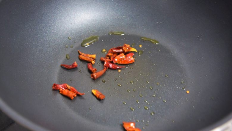 便当菜 | 干煸四季豆,加入干辣椒,炒香