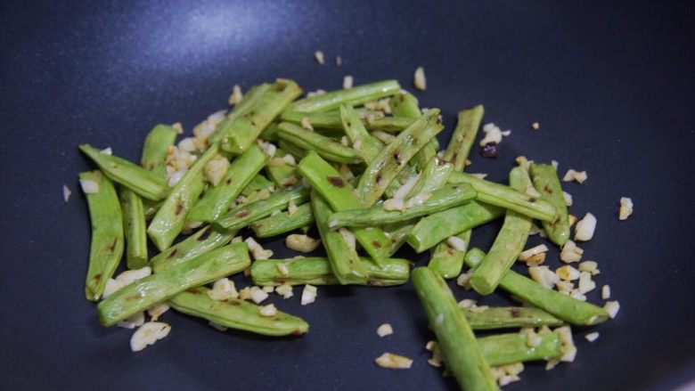 便当菜 | 干煸四季豆,加入煸好的四季豆,继续煸炒。