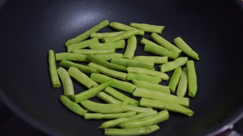便当菜 | 干煸四季豆,小火,将擦干水分的四季豆入锅煸炒。
