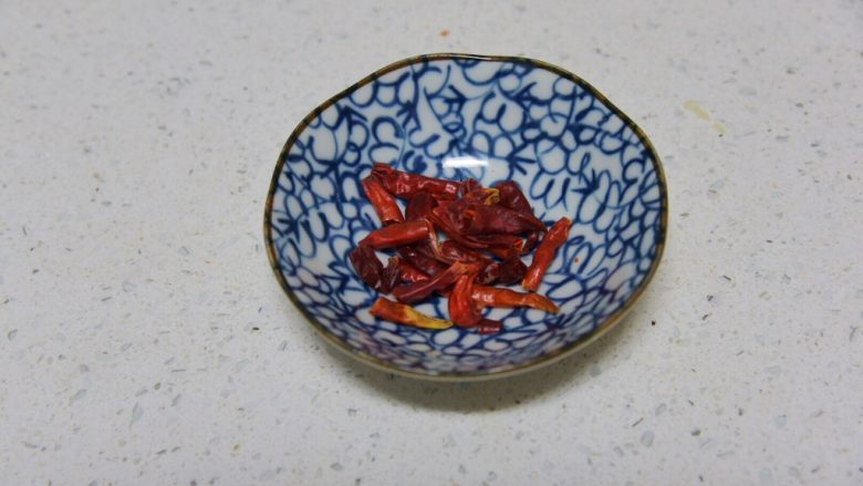 便当菜 | 干煸四季豆,取<a style='color:red;display:inline-block;' href='/shicai/ 86474'>干辣椒</a>,剪成小段