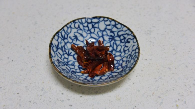 便当菜 | 干煸四季豆,盛出干辣椒,待用。