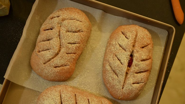 草莓坚果麻薯软欧 | 新鲜草莓汁制作STRABERRYBREAD,滚圆收口，整形成自己喜欢的形状
发酵至两倍大
撒上干面粉，割口
这个过程是特好玩的哈哈