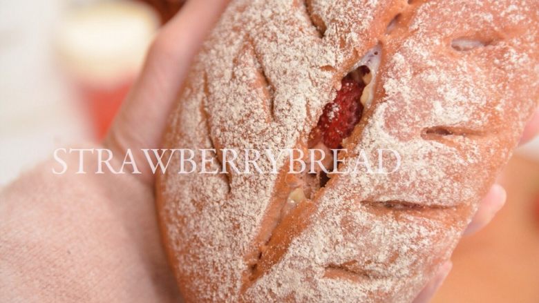 草莓坚果麻薯软欧 | 新鲜草莓汁制作STRABERRYBREAD,来个近照～
隐隐约约还能看到麻薯和新鲜草莓