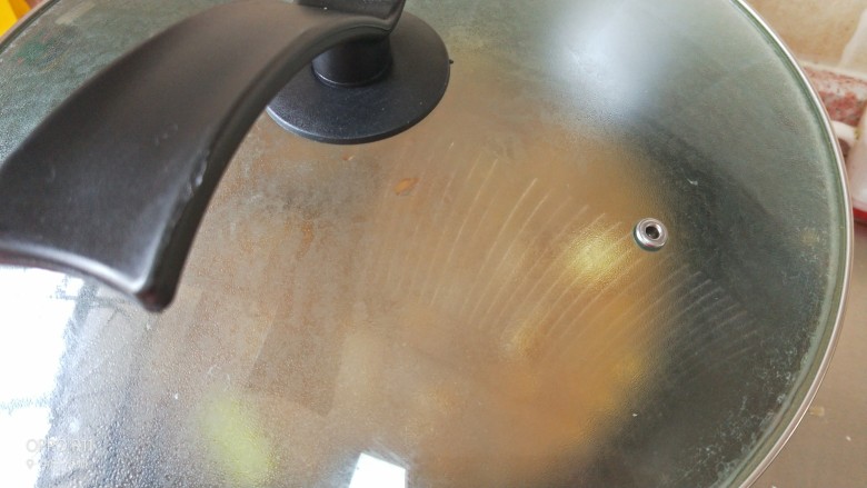 养颜黄豆炖猪皮,煮开后文火炖一个小时,省时间可用高压锅压20分钟