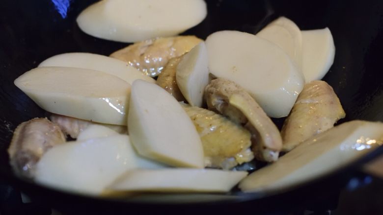 鸡翅炒年糕,转大火,下年糕翻炒。鸡翅里会煎出油来,足够滋润年糕了。