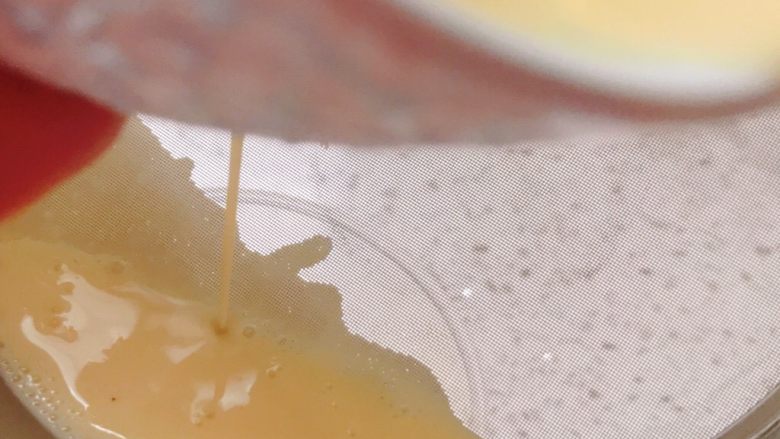 葡萄干蛋挞,蛋挞液过滤两次,这样口感会更滑嫩