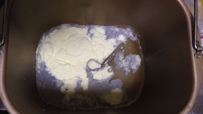 豆沙玉米早餐包,
面包机桶底部先加入液体材料(蛋液留一些做刷面用)