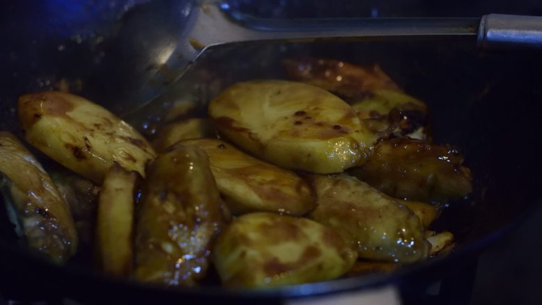 鸡翅炒年糕,可乐易煮干,年糕鸡翅也都容易熟,所以两分钟后即可开盖看看,如果汤汁已浓稠,就可转小火。