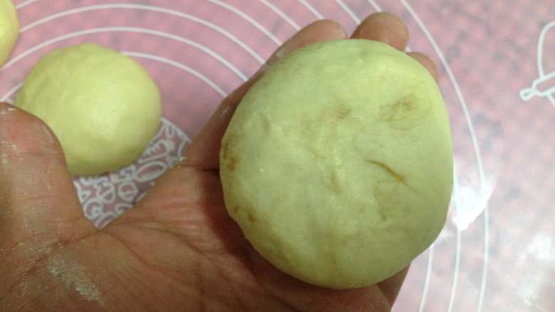 豆沙玉米早餐包,用虎口慢慢合拢,收口捏紧