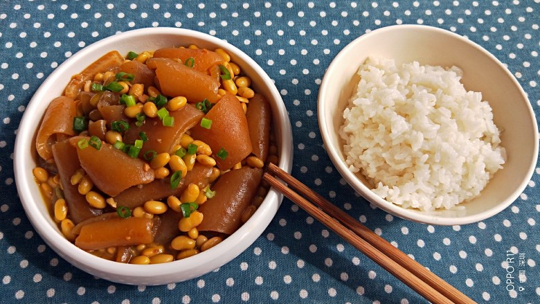 养颜黄豆炖猪皮,来一碗米饭,开饭喽
