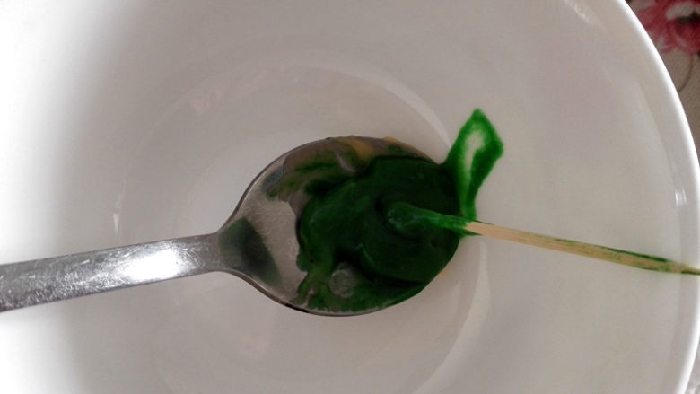 童趣蛋糕,另取一点蛋糕糊,加入适量色素,搅拌均匀,