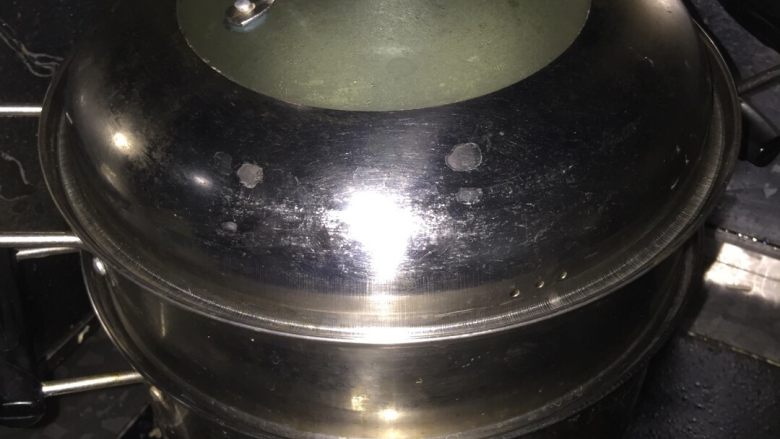 黑芝麻流沙包,凉水放进蒸锅里蒸,上气后再蒸15分钟(根据包的流沙包的大小可以调整)蒸熟后关火不要着急打开盖,再闷5分钟,要不然包子容易回陷