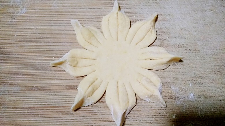 向日葵馒头,边缘切开,每三个捏起来成花瓣。