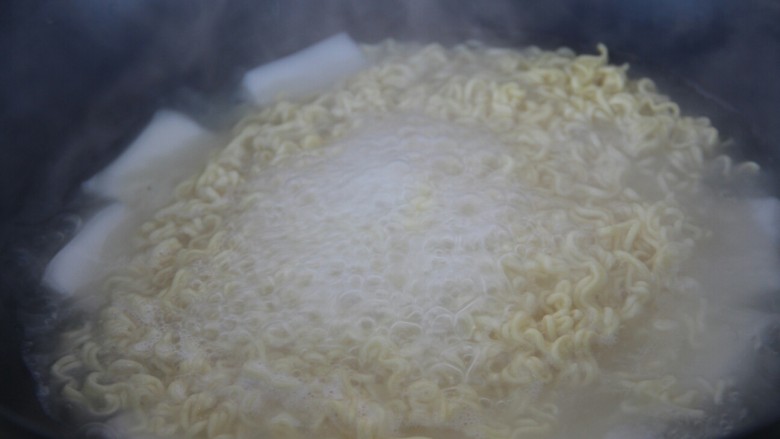 深夜食堂~年糕辣酱芝士方便面,煮熟