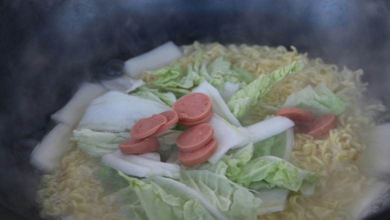 深夜食堂~年糕辣酱芝士方便面,快熟时加入白菜和火腿肠