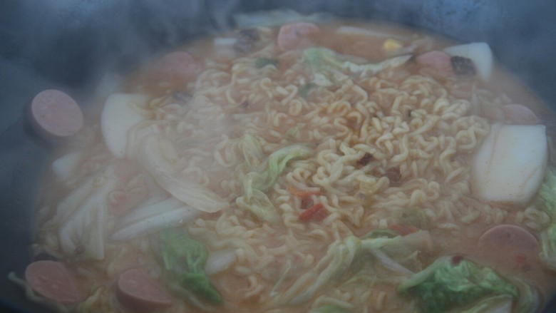 深夜食堂~年糕辣酱芝士方便面,煮熟即可出锅