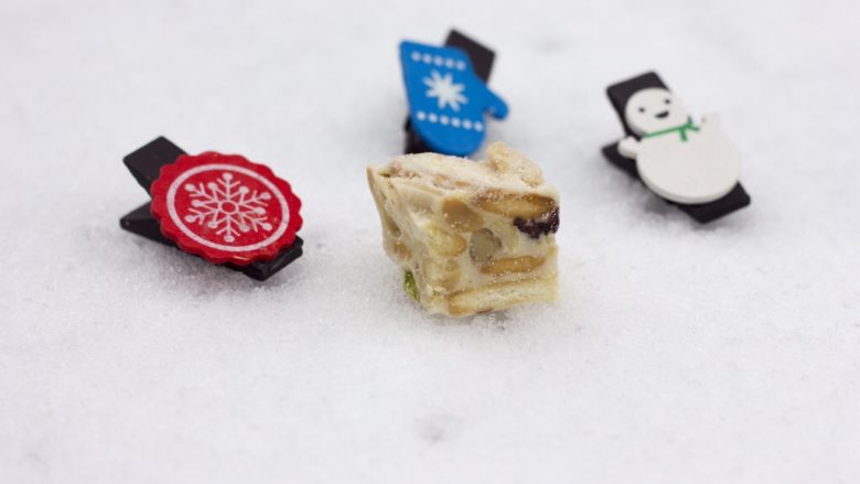 风靡吃货圈的雪花酥,雪地中的雪花酥,是不是特别应景呢~