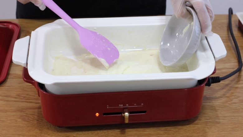 风靡吃货圈的雪花酥,加入奶粉,此刻可以关火或者小火;
