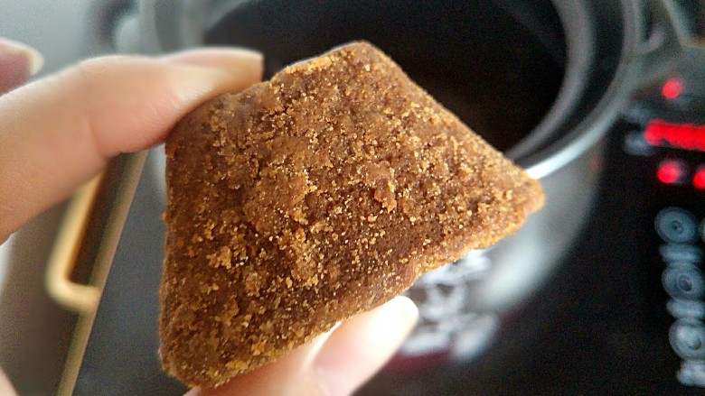 血糯米红豆红枣莲子粥,放入一个黑糖,煮一会儿。等融化后搅拌就可以吃了