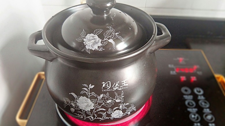 血糯米红豆红枣莲子粥,盖上锅盖。煮个两个钟头。记得要记得有时候打开锅盖搅拌搅拌!